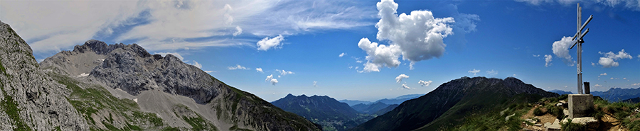 Panoramica dalla croce della Bocchetta di Corna Piana (2078 m)